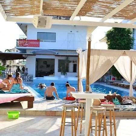 Ξενοδοχείο Cavos House 2*